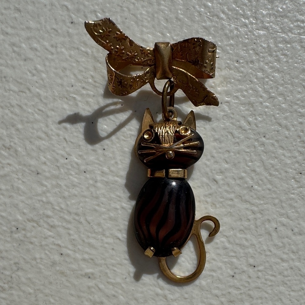 Vintage-Inspired Gold Tone Cat Brooch Pin - Black and Brown